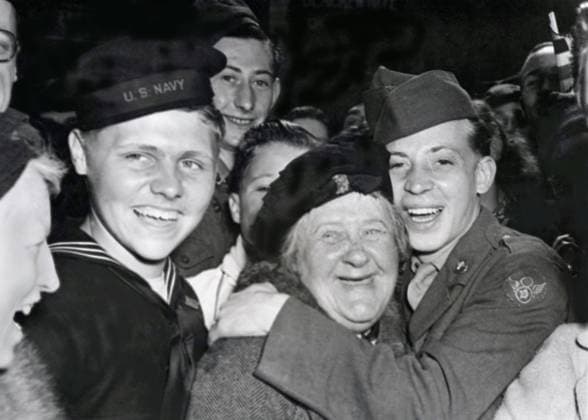 Victory Day in London An American soldier hugs an equally jubilant English woman as servicemen and civilians celebrate announcement of Germany s unconditional surrender May 7, 19 ( in Picadilly Circus in London (England) . Copyright: xPhoto12 Coll-DITE USISx DIT01079_235