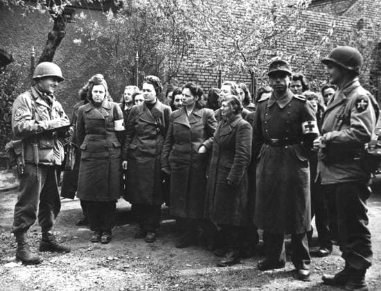 American soldiers question German Army women near Blosein, April 1945 Two members of the 2nd U.S. Infantry Division question a group of German women who were employed as radio operators at a large anti-aircraft battery near Blosein (Germany) April 1945. Copyright: xPhoto12 Coll-DITE USISx DIT01122_122