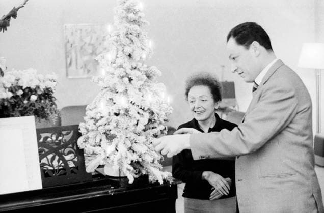 Edith Piaf with Charles Dumont Edith Piaf during a work session with Charles Dumont. With the French composer who wrote one of her most famous songs of her career: Non, je ne regrette rien . December 22, 1960 Copyright: xLucxFournol Photo12x FRN13A00_042