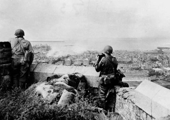 Cherbourg Harbour (1944) World War II Two American soldiers looking at the Cherbourg Harbour after its liberation. June 27, 1944 Copyright: xPhoto12 Coll-DITEx DIT04022_27838