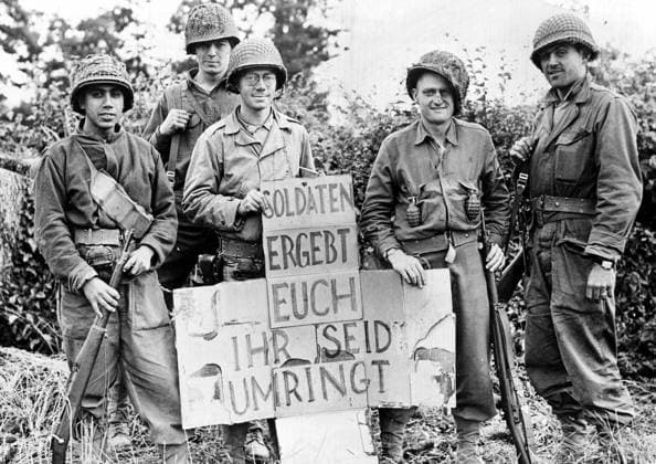 Call for German surrender (June 1944) World War II Members of a US armored division prompting German soldiers to surrender, saying that they are surrounded. June 1944 Copyright: xPhoto12 Coll-DITEx DIT04022_29740