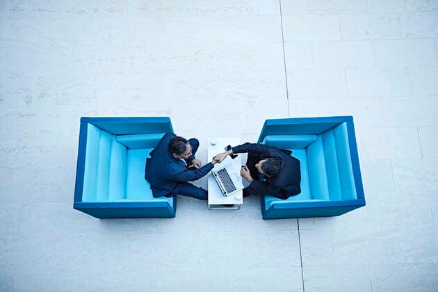 Creative Highlights Symbolbilder Overhead view of businessmen shaking hands in office atrium, 24.04.2017, Copyright: xJakobxHelbigx, model released, wearing,greeting,planning,working,copy space,overhead view,three quarter length,deal,connections,preparation,cooperation,negotiation,skill,success,teamwork,ambition,satisfaction,armchair,40 to 44 years,50 to 54 years,mature man,only mature men,colleague,two people,businessman,client,indoors,open plan,business,full suit,communication,meeting,handshake,technology,laptop computer,business attire,good news,portability,networking,office,work,only male,atrium,update,April 2017 Release,Business Brief 2017,Gesturing,Shaking Hands,Greeting,Working,Mature Adult,40-44 Years,50-54 Years,Male,Men,Mature Men,Only Mature Men,Customer,Busi IS09B5L4N