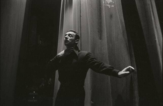 Yves Montand (1958) Yves Montand going on stage at the ThÃ©Ã¢tre de l Etoile for his recital on the 7th October 1958. Copyright: xLucxFournol Photo12x FRN12A00_069