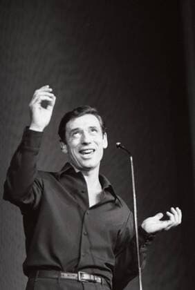 Yves Montand (1962) Yves Montand on stage the evening of his recital on the 15th November 1962. Copyright: xLucxFournol Photo12x FRN12A00_087
