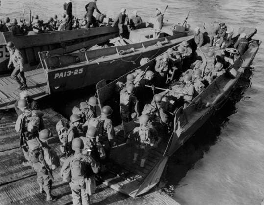 American troops crowd into landing craft at a British port June 6, 1944 American troops wearing full battle equipment crowd into landing craft at a British port as D-Day dawns (June 6, 1944) Copyright: xPhoto12 Coll-DITE USISx DIT01138_014