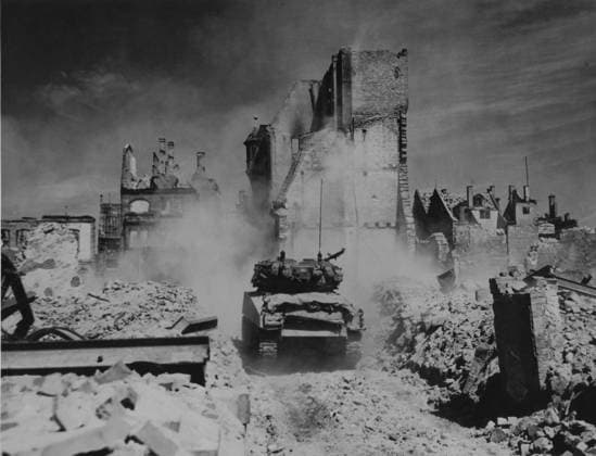 Battle scene in Nuremberg (Germany) April 20, 1945 A tank of the 7th U.S. Army s 45th Division fires point-blank at a sniper hideout holding up the infantry advance through the German town of Nuremberg (April 20, 1945) Copyright: xPhoto12 Coll-DITE USISx DIT01138_034