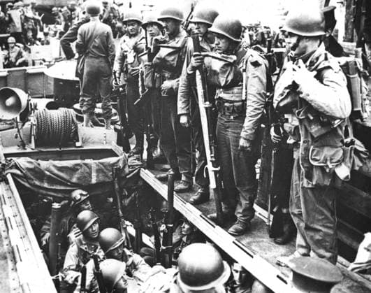 Members of a U.S. Ranger unit before D-Day in an English port (June 1944) Members of a U.S. Ranger unit are packed shoulder to shoulder an a small landing craft at a British port, before embarking for the landing on the Normandy beaches in France (D-Day -June 6, 1944) Copyright: xPhoto12 Coll-DITE USISx DIT01138_109