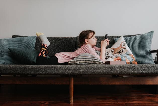 IMAGO Creative, Winter, Couching Girl playing with smartphone on couch, 05.03.2019, Copyright: xSaraxMonikax, model released, , property released, enjoyment,7 to 9 years,at home,casual clothing,caucasian ethnicity,child,childhood,female,full length,fun,girl,happiness,house interior,indoors,leisure,looking down,low angle view,lying on front,March 2019 Release,one person,only one pre-adolescent girl,playing,portrait,pre-adolescent girl,real people,smartphone,sofa,technology,using smartphone,wearing,Playing,Reclining,Lying On Front,Looking Down,Caucasian Ethnicity,Child,Elementary Age,8-9 Years,Pre-Adolescent Child,Female,Girls,Girl,Childhood,Enjoyment,Fun,Wellbeing,Happiness,One Person,Full Length,Low Angle View,Telephone,Mobile Phone,Smart Phone,Furniture,Seat,Sofa,Casual IS09BY550