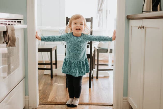 Creative Highlights Symbolbilder Female toddler standing in kitchen doorway, portrait, 05.03.2019, Copyright: xSaraxMonikax, model released, , property released, 2 to 3 years,at home,casual clothing,child,childhood,cute,doorway,dress,female,female toddler,front view,full length,happiness,indoors,innocence,kitchen,leggings,leisure,lifestyle,looking at camera,March 2019 Release,one person,only female,only one girl,only one toddler,portrait,real people,smiling,standing,toddler,wearing,Standing,Child,Preschooler,2-3 Years,Toddler,Female,Childhood,Cute,Innocence,Wellbeing,Happiness,One Person,Smiling,Full Length,Looking At Camera,Front View,Casual Clothing,Dress,Outerwear,Hosiery,Leggings,Symbol,Orthographic Symbol,Numeral,Entrance,Doorway,Home Interior,Domestic Room,Domestic IS09BY59L