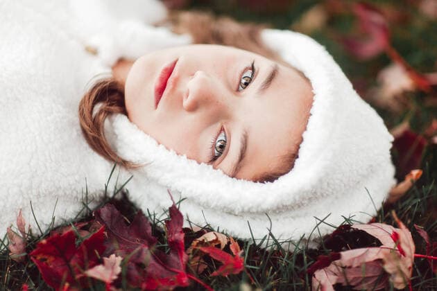 Creative Highlights Symbolbilder Girl in white hooded top lying on grass amongst autumn leaves, portrait, 05.03.2019, Copyright: xRebeccaxNelsonx, model released, , property released, fur,pretty,12 to 13 years,autumn,autumn colours,autumn leaf,beauty,cherry valley,child,childhood,concepts,day,daydreaming,differential focus,dreamy,fairy tale,female,feminine,gazing,girl,grass,green eye,head and shoulders,hooded top,illinois,innocence,leaf,looking at camera,lying down,lying on back,March 2019 Release,nature,one person,only female,only one girl,outdoors,portrait,posing,pre-adolescent child,pre-adolescent girl,serene people,shallow focus,side view,tranquil,united states of america,wearing,white color,Photographing,Posing,Reclining,Lying On Back,Thinking,Contemplation,Day Drea IS09BY5BF