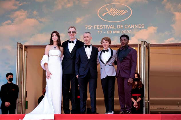Anne Hathaway, James Gray, Jeremy Strong, Michael Banks Repeta und Jaylin Webb bei der Premiere des Kinofilms Armageddon Time auf dem Festival de Cannes 2022 75. Internationale Filmfestspiele von Cannes im Palais des Festivals. Cannes, 19.05.2022
