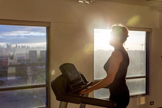 IMAGO Creative: Neue Aussichten Woman walking on treadmill in gym facing city view, Manila, Philippines, 29.03.2019, Copyright: xdotdotredx active,capital,tank top,45 to 49 years,action,active lifestyle,April 2019 Release,aspiration,buildings,caucasian ethnicity,city,city living,commitment,concentration,day,exercising,female,fitness,focus on foreground,gym,healthy lifestyle,individuality,indoors,JKKW,lens flare,looking away,manila,mature woman,motion,motivation,one person,only one mature woman,perseverance,philippines,real people,self improvement,sunlight,three quarter length,tourism,travel,travel destination,treadmill,tropical climate,view,walking,wearing,well being,window,woman,Walking,Thinking,Concentration,Looking Away,Caucasian Ethnicity,Mature Adult,45-49 Years,F IS09BY86B