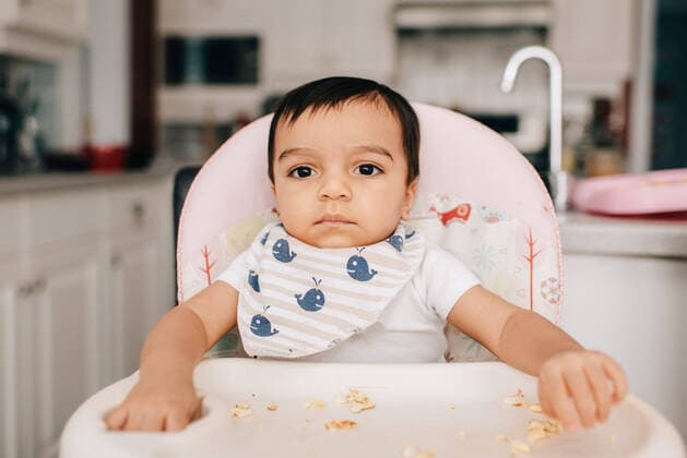 Creative Highlights Symbolbilder Cute baby boy sitting in high chair, portrait, 05.04.2019, Copyright: xSaraxMonikax, model released, , property released, 6 to 12 months,anticipation,April 2019 Release,asian ethnicity,at home,baby,baby boy,bib,brown eye,curiosity,cute,front view,head and shoulders,high chair,house interior,indian ethnicity,indoors,innocence,kitchen,leisure,lifestyle,looking at camera,male,one person,only male,only one baby boy,portrait,real people,staring,sullen,t-shirt,watching,wearing,Watching,Asian Ethnicity,Indian Ethnicity,Child,Baby,6-11 Months,Male,Boys,Baby Boy,Anticipation,Curiosity,Cute,Innocence,One Person,Sulking,Head And Shoulders,Looking At Camera,Front View,Human Eye,Brown Eyes,Baby Bib,Furniture,Seat,Chair,High Chair,Shirt,T-Shirt,Uniform IS09BZ21Y