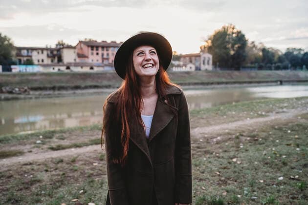 Creative Highlights Symbolbilder Young woman with long red hair laughing on riverside, Florence, Tuscany, Italy, 14.05.2019, Copyright: xLorenzoxAntonuccix, model released, wearing,looking up,red hair,front view,waist up,real people,style,tranquil,happiness,20 to 24 years,caucasian ethnicity,female,woman,young woman,only one young woman,one person,italy,florence,tuscany,outdoors,park,river,riverside,day,casual clothing,fedora,laughing,smiling,long hair,lifestyle,water,leisure,travel,vacation,youth culture,sense of humor,travel destination,only female,winter coat,May 2019 Release,Looking,Looking Up,Caucasian Ethnicity,Young Adult,20-24 Years,Female,Women,Young Women,Young Adult Woman,Mood,Calm,Style,Wellbeing,Happiness,Long Hair,One Person,Laughing,Smiling,Southern Europ IS09C0J3I