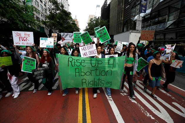 News Bilder des Tages Rally To Uphold Roe Vs Wade In New York City Demonstrators march through the streets during the National Green Up and Walk Out rally from Union Square to Washington Square Park demanding for women™s right to choose to have an abortion, on May 19, 2022 in New York City, USA. Demonstrators voice their concerns that women will be forced into motherhood, a form of female enslavement if the US Supreme Court overturns Roe Vs Wade. A final court decision is expected in mid June. New York City NY United States  Copyright: xJohnxLamparskix originalFilename: lamparski-rallytou220519_nptXS.jpg