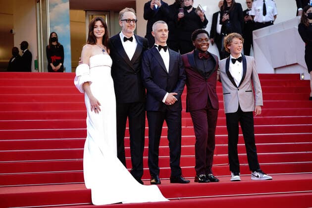 Internationale Filmfestspiele von Cannes, Armageddon Time Premiere Anne Hathaway - James Gray - Jeremy Strong - Michael Banks Repeta - Jaylin Webb CELEBRITES : 75Ã me Festival de Cannes - Tapis rouge du film Â« Armageddon Time Â» - 19 05 2022 NorbertScanella Panoramic 