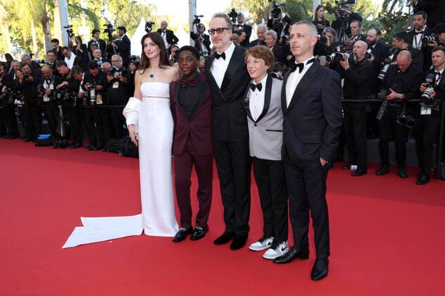 Anne Hathaway, Jaylin Webb, James Gray, Michael Banks Repeta und Jeremy Strong bei der Premiere des Kinofilms Armageddon Time auf dem Festival de Cannes 2022 75. Internationale Filmfestspiele von Cannes im Palais des Festivals. Cannes, 19.05.2022