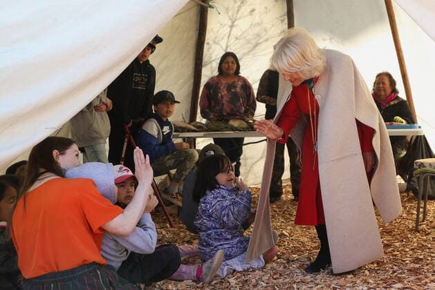 May 19, 2022, YELLOWKNIFE, NT, CANADA: Camilla, Duchess of Cornwall, speaks with children from the Kaw Tay Whee School on the final day of their Canadian 2022 Royal Tour in Yellowknife, Northwest Territories in on Thursday May 19, 2022. YELLOWKNIFE CANADA  - ZUMAc35_ 20220519_zaf_c35_121 Copyright: xCarlosxOsoriox