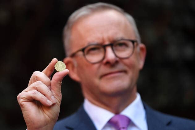 News Themen der Woche KW20 News Bilder des Tages ELECTION22 ANTHONY ALBANESE ELECTION CAMPAIGN, Australian Opposition Leader Anthony Albanese holds a one dollar coin as he speaks to the media during a press conference at Cabra Dominican College on Day 40 of the 2022 federal election campaign in Adelaide, Friday, May 20, 2022. ( NO ARCHIVING, EDITORIAL USE ONLY, NO USE IN BOOKS WITHOUT CONSENT ADELAIDE SA AUSTRALIA  Copyright: xLUKASxCOCHx 20220520001661316140