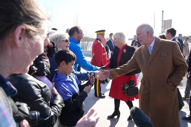 May 19, 2022, Yellowknife, NT, CANADA: Prince Charles speaks with members of the public during a Ceremonial Circle for a Platinum Jubilee Celebration in Yellowknife, Northwest Territories, during part of the Royal Tour of Canada, Thursday, May 19, 2022. Yellowknife CANADA  - ZUMAc35_ 20220519_zaf_c35_199 Copyright: xPaulxChiassonx