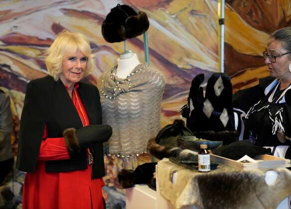 May 19, 2022, Yellowknife, NT, CANADA: Camilla, Duchess of Cornwall, looks at traditional crafts from local Indigenous artisans in Yellowknife, Northwest Territories, during part of the Royal Tour of Canada, Thursday, May 19, 2022. Yellowknife CANADA - ZUMAc35_ 20220519_zaf_c35_204 Copyright: xPaulxChiassonx