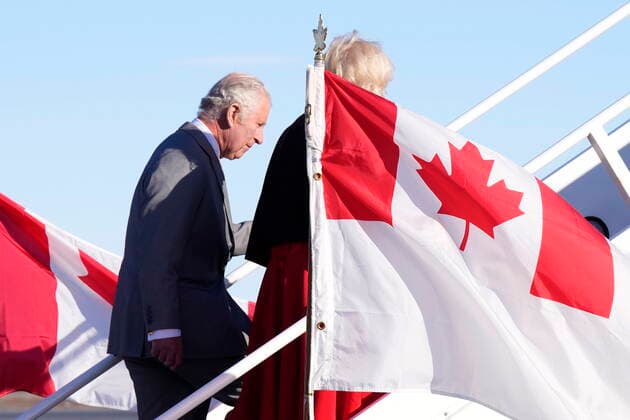 May 19, 2022, Yellowknife, NT, CANADA: Prince Charles and Camilla, Duchess of Cornwall, walk up the stairs to the plane as they make their departure from Canada Yellowknife, Northwest Territories, on Thursday, May 19, 2022. Yellowknife CANADA - ZUMAc35_ 20220519_zaf_c35_209 Copyright: xPaulxChiassonx