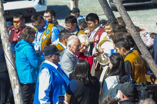 May 19, 2022, Dettah, NT, CANADA: Prince Charles and Camilla, Duchess of Cornwall, greet traditional Yellowknives Dene drummers welcoming party during their visit to Dettah, Northwest Territories on Thursday, May 19, 2022. Dettah CANADA  - ZUMAc35_ 20220519_zaf_c35_218 Copyright: xBillxBradenx