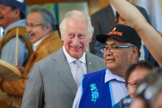 May 19, 2022, Dettah, NT, CANADA: Prince Charles with Yellowknife Dene Chief Eddy Sangris at a traditional drum dance ceremony at Dettah, Northwest Territories on Thursday, May 19, 2022. Dettah CANADA  - ZUMAc35_ 20220519_zaf_c35_219 Copyright: xBillxBradenx
