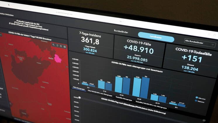 Dashboard des RKI, die 7-Tage-Inzidenz liegt nun bei 361,8 7-Tage-Inzidenz, Dashboard des RKI auf einem Monitor am 20.05.2022 in Siegen Deutschland.