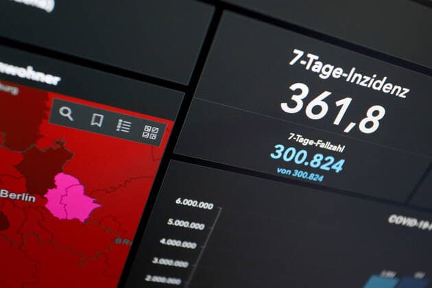 Dashboard des RKI, die 7-Tage-Inzidenz liegt nun bei 361,8 7-Tage-Inzidenz, Dashboard des RKI auf einem Monitor am 20.05.2022 in Siegen Deutschland.