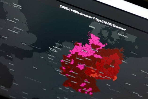 Dashboard des RKI, die 7-Tage-Inzidenz liegt nun bei 361,8 7-Tage-Inzidenz, Dashboard des RKI auf einem Monitor am 20.05.2022 in Siegen Deutschland.