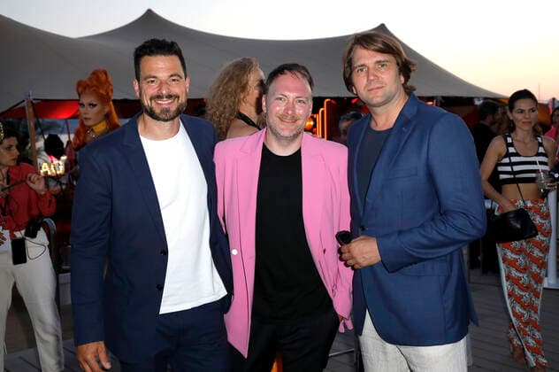 Gast, Martin Stange und Pierre Kiwitt bei der Magnum-Party während des Festival de Cannes 2022 75. Internationale Filmfestspiele von Cannes in der Magnum Beach Lounge. Cannes, 19.05.2022