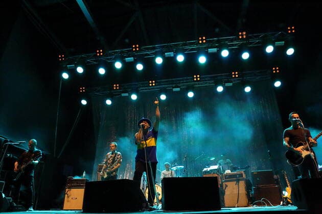 Bernd Kurtzke, Torsten Scholz, Arnim Teutoburg-Weiß, Thomas Götz, Dennis Kern und Peter Baumann, v.l., von den Beatsteaks bei einem Open-Air-Konzert am Waschhaus in Potsdam, 19. Mai 2022. Beatsteaks Konzert Potsdam