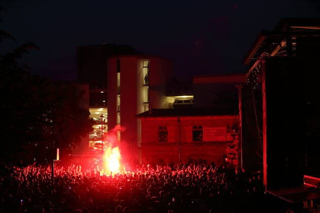 Fans der Beatsteaks bei einem Open-Air-Konzert am Waschhaus in Potsdam, 19. Mai 2022. Beatsteaks Konzert Potsdam