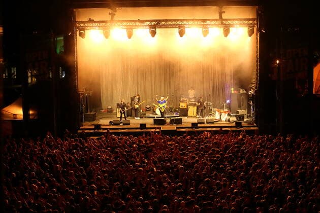 Fans der Beatsteaks bei einem Open-Air-Konzert am Waschhaus in Potsdam, 19. Mai 2022. Beatsteaks Konzert Potsdam