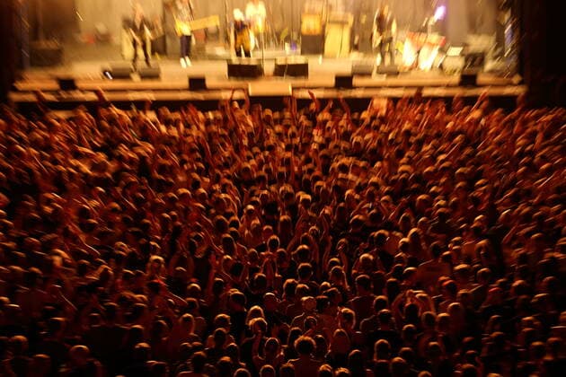 Fans der Beatsteaks bei einem Open-Air-Konzert am Waschhaus in Potsdam, 19. Mai 2022. Beatsteaks Konzert Potsdam