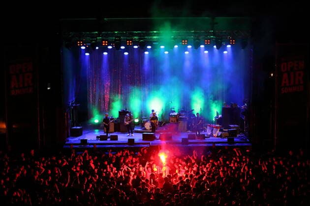 Fans der Beatsteaks bei einem Open-Air-Konzert am Waschhaus in Potsdam, 19. Mai 2022. Beatsteaks Konzert Potsdam