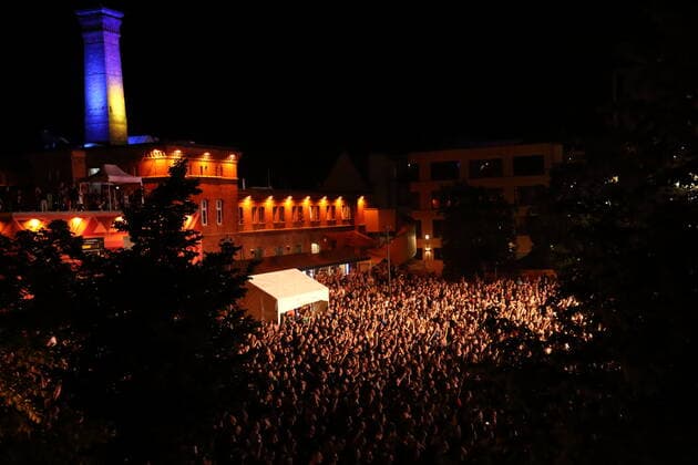 Fans der Beatsteaks bei einem Open-Air-Konzert am Waschhaus in Potsdam, 19. Mai 2022. Beatsteaks Konzert Potsdam