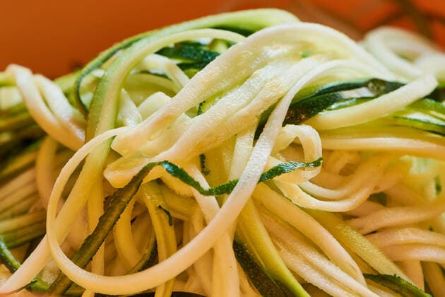 Zucchini Nudeln auch als Zoodles bekannt, kalorienarmer Nudelersatz *** Zucchini Noodles also as Zoodles famous, low calorie pasta substitute 1103500332