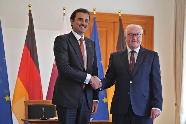 News Themen der Woche KW20 News Bilder des Tages Bundespräsident Frank-Walter Steinmeier begrüßt Scheich Tamim bin Hamad bin Khalifa Al Thani Bundespräsident Frank-Walter Steinmeier begrüßt den Emir des Staates Katar, Scheich Tamim bin Hamad bin Khalifa Al Thani im Schloss Bellevue Berlin Schloss Bellevue Berlin GER *** Federal President Frank Walter Steinmeier welcomes Sheikh Tamim bin Hamad bin Khalifa Al Thani Federal President Frank Walter Steinmeier welcomes the Emir of the State of Qatar, Sheikh Tamim bin Hamad bin Khalifa Al Thani at Bellevue Palace Berlin Bellevue Palace Berlin GER