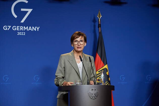 News Themen der Woche KW20 News Bilder des Tages Politk Bildungsministerium Bettina Stark-Watzinger Bundesbildungsministerin Bettina Stark-Watzinger (FDP) stellte am Freitag den 21. Mai 2022 den Bericht zum Wissenschaftszeitvertragsgesetz (WissZeitVG) vor. Die gesetzlich vorgesehene Evaluation des Wissenschaftszeitvertragsgesetzes (WissZeitVG) im Auftrag des Bundesministeriums fuer Bildung und Forschung (BMBF) enthaelt wichtige Befunde fuer die geplante Reform des Gesetzes, das die Befristung von Arbeitsvertraegen in Forschung und Wissenschaft regelt. 20.5.2022, Berlin *** Politk Ministry of Education Bettina Stark Watzinger Federal Minister of Education Bettina Stark Watzinger FDP presented on Friday 21 May 2022 the report on the Wissenschaftszeitvertragsgesetz WissZeitVG The statut