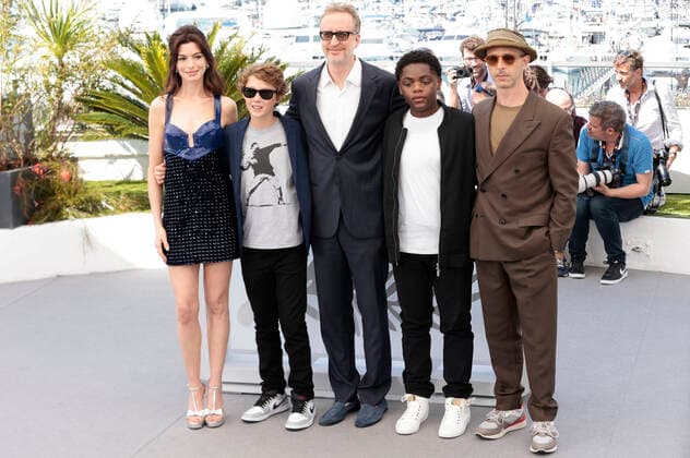 Anne Hathaway, Michael Banks Repeta, James Gray, Jaylin Webb und Jeremy Strong beim Photocall zum Kinofilm Armageddon Time auf dem Festival de Cannes 2022 75. Internationale Filmfestspiele von Cannes am Palais des Festivals. Cannes, 20.05.2022