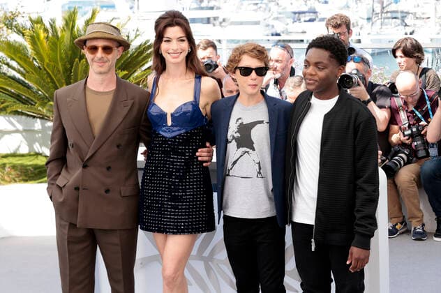Jeremy Strong, Anne Hathaway, Michael Banks Repeta und Jaylin Webb beim Photocall zum Kinofilm Armageddon Time auf dem Festival de Cannes 2022 75. Internationale Filmfestspiele von Cannes am Palais des Festivals. Cannes, 20.05.2022