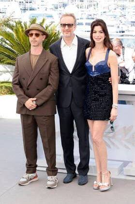 Jeremy Strong, James Gray und Anne Hathaway beim Photocall zum Kinofilm Armageddon Time auf dem Festival de Cannes 2022 75. Internationale Filmfestspiele von Cannes am Palais des Festivals. Cannes, 20.05.2022