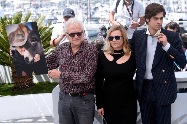 Entertainment Bilder des Tages 75th Cannes film festival 2022, Photocall film EO (Hi Han). Pictured: Lorenzo Zurzolo, Ewa Piaskowska, Jeremy Thomas  Copyright: xAlbertoxTerenghi Cannesx2022x xix xVenezia2020x