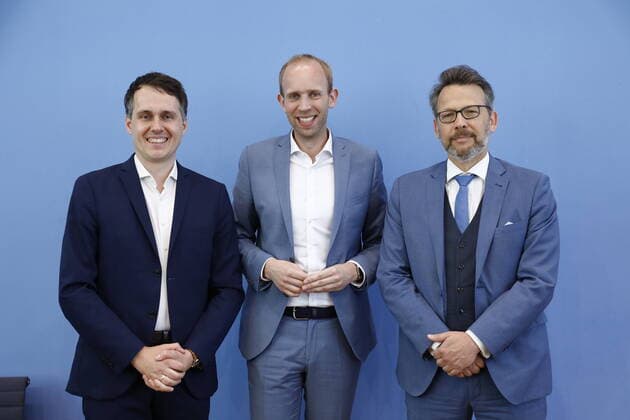 News Themen der Woche KW20 News Bilder des Tages Sven-Christian Kindler, haushaltspolitischer Sprecher der Bundestagsfraktion BÜNDNIS90 DIE GRÜNEN, Dennis Rohde, haushaltspolitischer Sprecher der SPD-Bundestagsfraktion , Otto Fricke, haushaltspolitischer Sprecher der Bundestagsfraktion FDP, Deutschland, Berlin, Bundespressekonferenz, Thema: Zu den Ergebnissen der Bereinigungssitzung des Haushaltsausschusses zum Bundeshaushalt 2022 *** Sven Christian Kindler, budget policy spokesman of the Alliance90 the Greens parliamentary group, Dennis Rohde, budget policy spokesman of the Social Democratic Party (SPD) parliamentary group, Otto Fricke, budget policy spokesman of the Free Democratic Party (FDP) parliamentary group, Germany, Berlin, Federal Press Conference, Topic On the results of the b