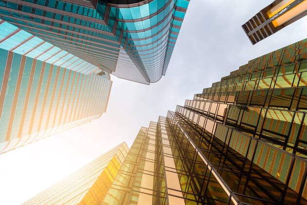 IMAGO Creative: Dichotomien, Reflexionen - Architektur IMAGO Creative: Dichotomien, Reflexionen Office building from low angle , 25118984.jpg, office, business, urban, cityscape, tower, building, glass, buildings, skyscraper, architecture, design, exterior, blue, wall, reflection, modern, tall, finance, window, structure, downtown, facade, view, commercial, background, corporate, contemporary, futuristic, scene, curtain, construction, light, sun, flare, sunny, day, beam, ray, low, angle, below, from, hk, hong kong, hong, kong, hongkong, city,