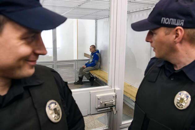 News Themen der Woche KW20 News Bilder des Tages Ukraine-Konflikt, russischer Soldat in Kiew vor Gericht Russian Soldier Pleads Guilty In Kyiv Court On Charge Of Killing Civilian Russian soldier Vadim Shishimarin, 21, suspected of violations of the laws and norms of war, inside a cage during a court hearing, amid Russia s invasion of Ukraine, in Kyiv, Ukraine May 20, 2022 Kyiv Ukraine  Copyright: xMaxymxMarusenkox originalFilename: musienko-notitle220520_npF4F.jpg