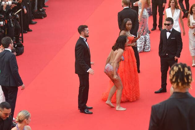 75eme Festival International du Film de Cannes. Montee des marches du film Trois Mille Ans A T Attendre . Happening: Manifestante contre le viol. 75th Cannes International Film Festival. Red Carpet of the film Three Thousand Years Waiting for You 280438 2022-05-20 Cannes France _sans_perso  Copyright: xTerencexBaelenx STAR_280438_007