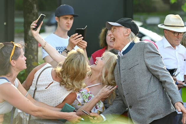 Otto WAALKES (Schauspieler,Autor,Koemoediant,Produzent) mach Selfies mit weiblichen Fans. Bayerischer Filmpreis 2021-Red Carpet,Roter Teppich, am 20.05.2022 im Prinzregententheater in Muenchen.